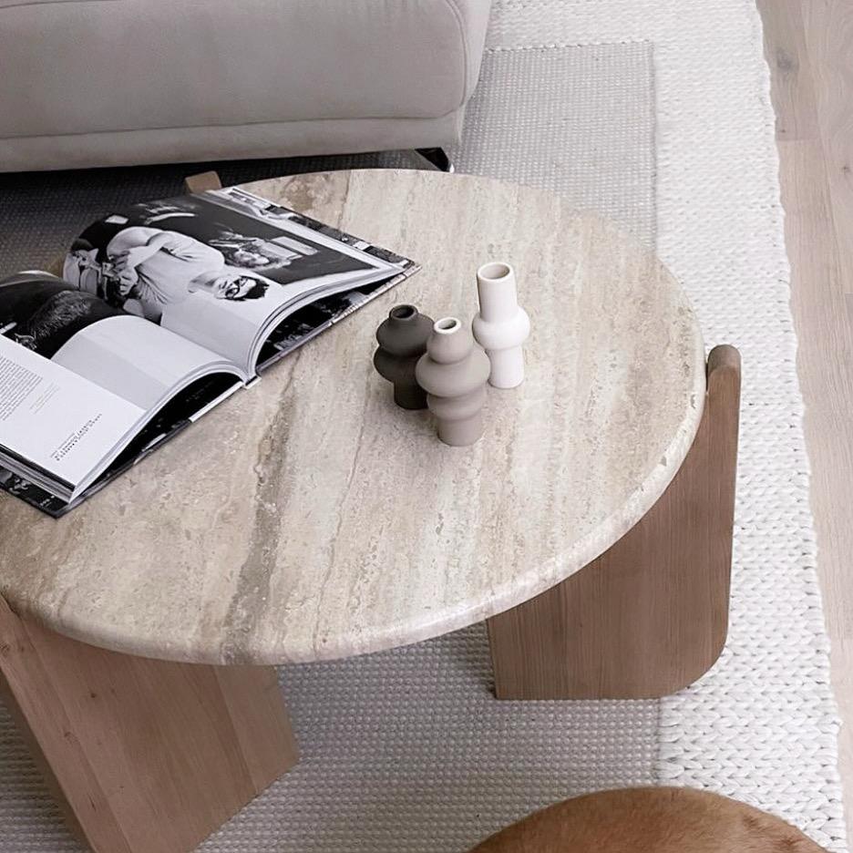 Masuta de cafea rotunda din travertin natural pentru un living modern