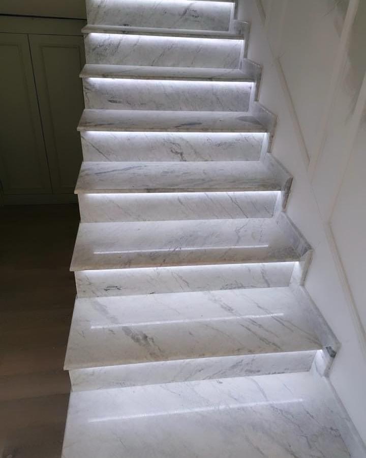 Scari din marmura alba pentru interiorul unei case spatioase si iluminare LED
