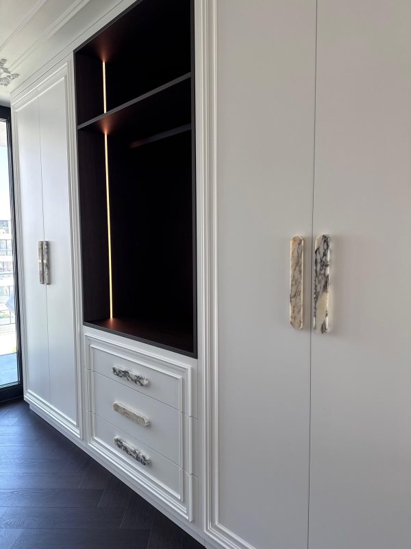 Manere din marmura Calacatta de lux montate pe mobilier modern cu finisaje premium