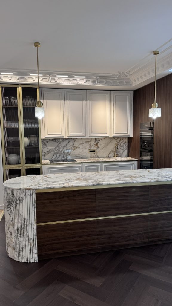 Blat de bucatarie din marmura premium calacatta cu picior riflat si insula cu picior riflat