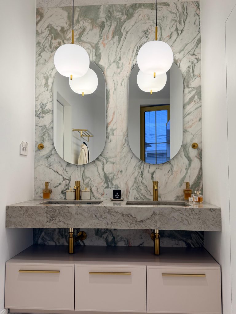mobilier baie de lux cu blat din cuartit natural si doua chiuvete