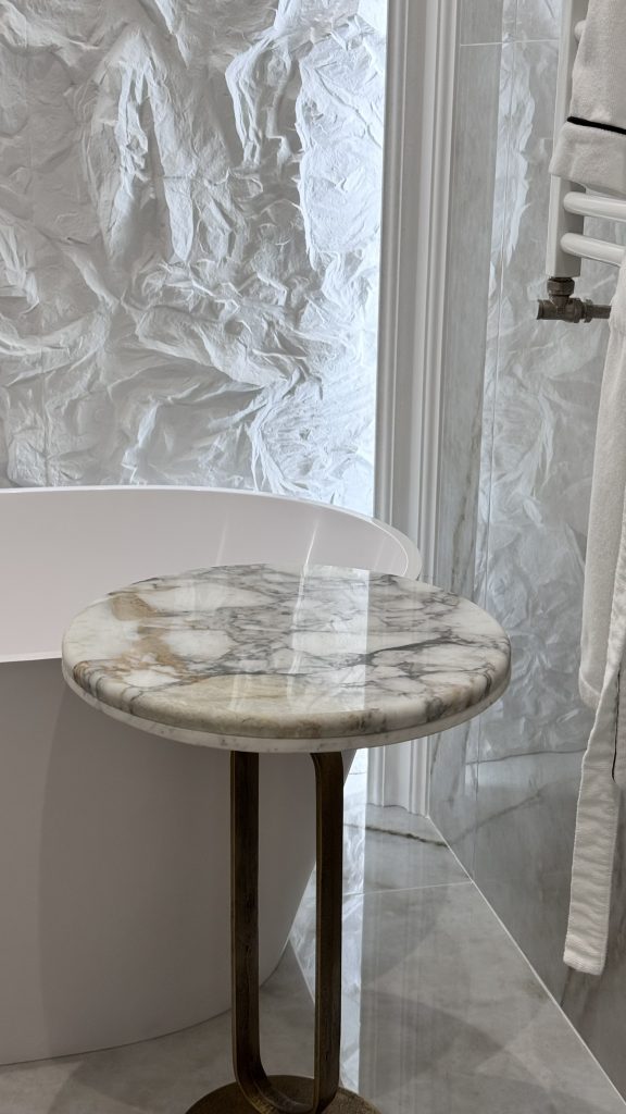 Masuta rotunda realizata din marmura premium Calacattacu venaturi deosebite