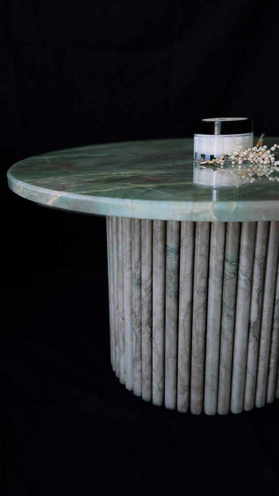 Masa de cafea exlusivista din marmura verde cu picior cilindric riflat pentru design interior de lux