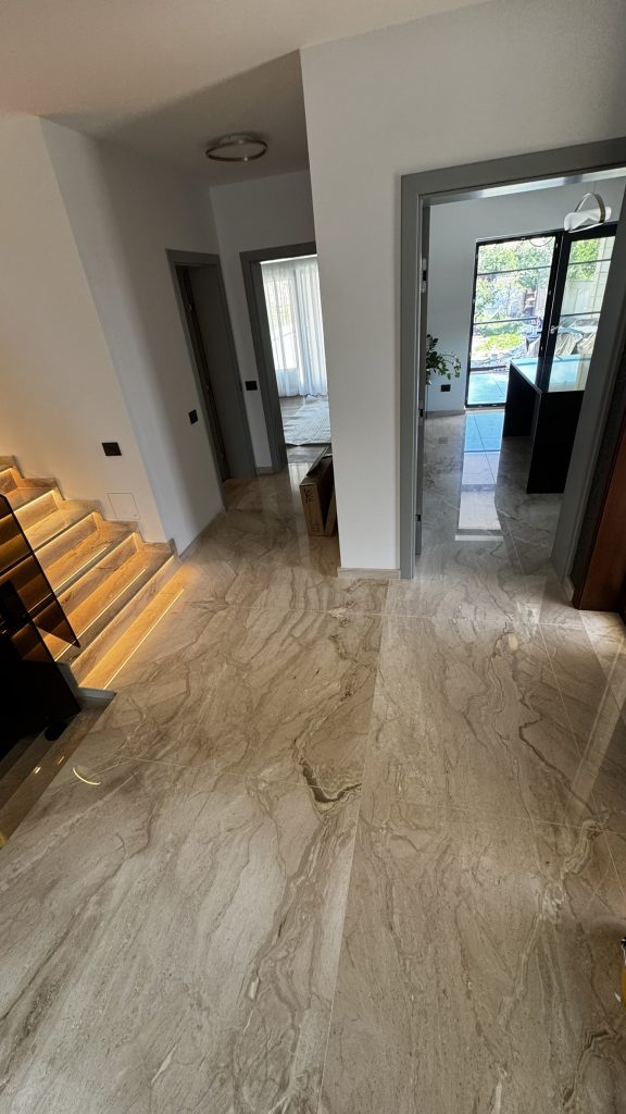 Pardoseala din marmura naturala in nuanre deschise montata in zona si holul unei locuinte