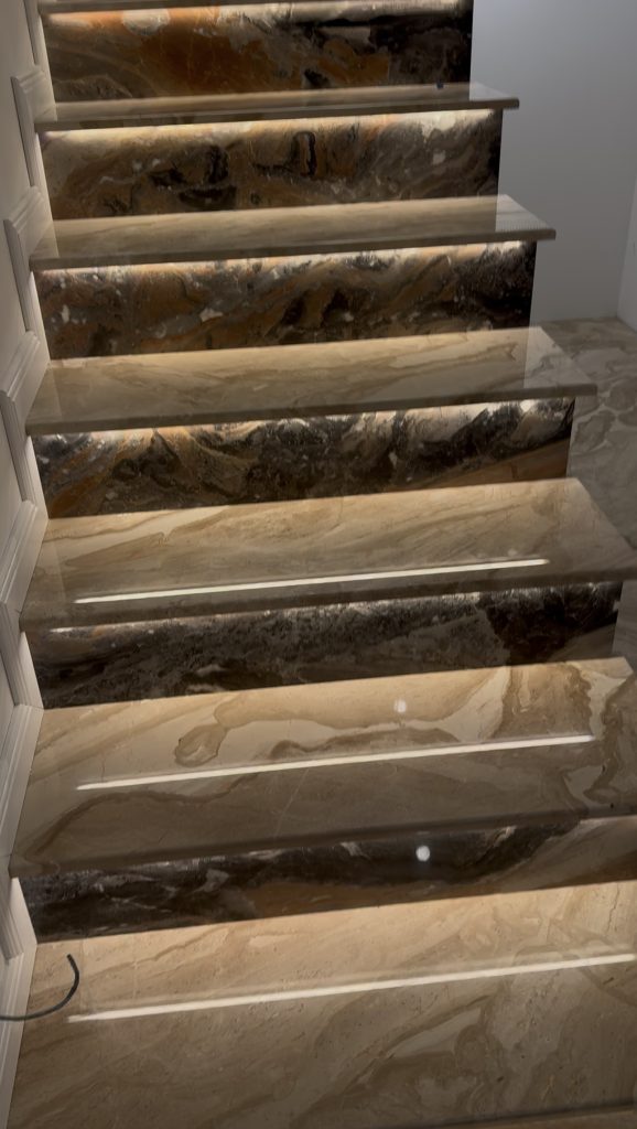 Scari interioare moderne din marmura in doua culori cu trepte crem deschis si contratreapta maro pentru un design elegant