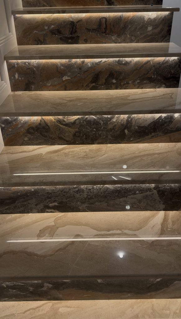Design modern pentru scari de interior placate cu piatra naturala contrastanta deschis-inchis