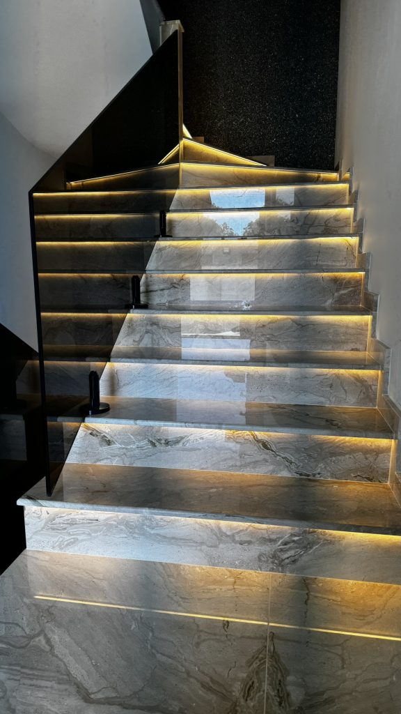 Scari interioare din marmura cu iluminare LED moderna pe fiecare treapta