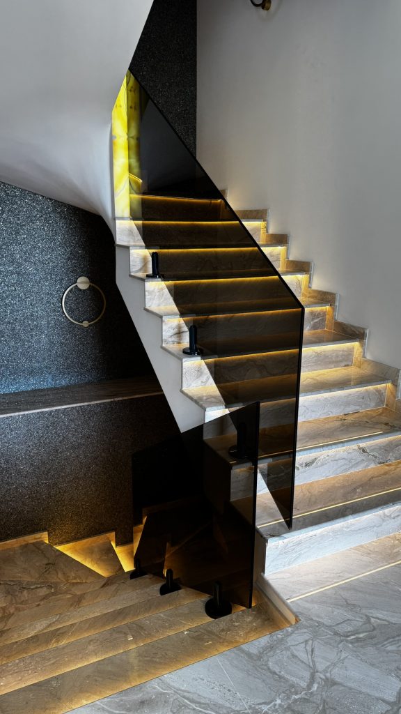 Trepte din marmura elegante montate pe o scara interioara moderna cu design minimalist